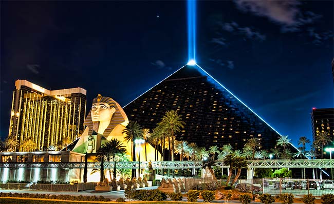 Esfinge do Hotel Luxor à noite em Las Vegas