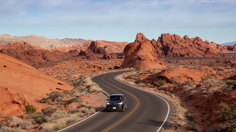Carro na estrada do Grand Canyon em Nevada
