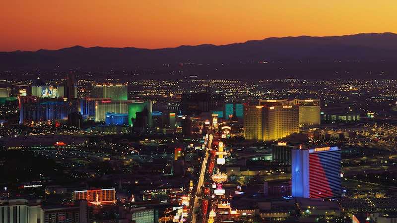 Vista da Avenida The Strip ao anoitecer em Las Vegas