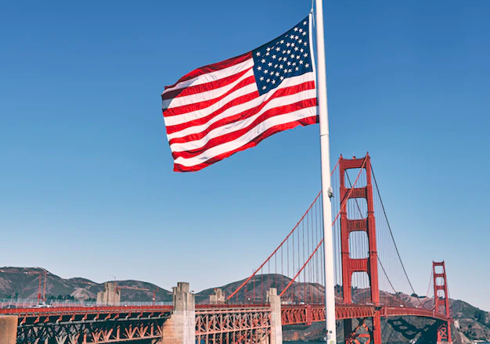 Ponte Golden Gate com bandeira dos Estados Unidos em San Francisco