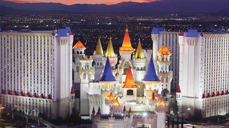 Castelos do Hotel Excalibur à noite em Las Vegas