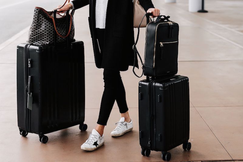 Mulher carregando suas malas