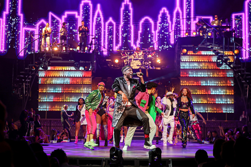 Apresentação no show Mad Apple do Cirque du Soleil em Las Vegas