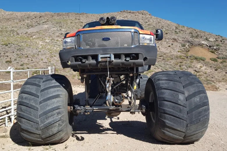 Parte frontal do monster truck no deserto de Las Vegas