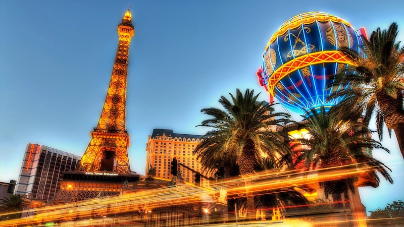 Torre Eiffel iluminada em Las Vegas