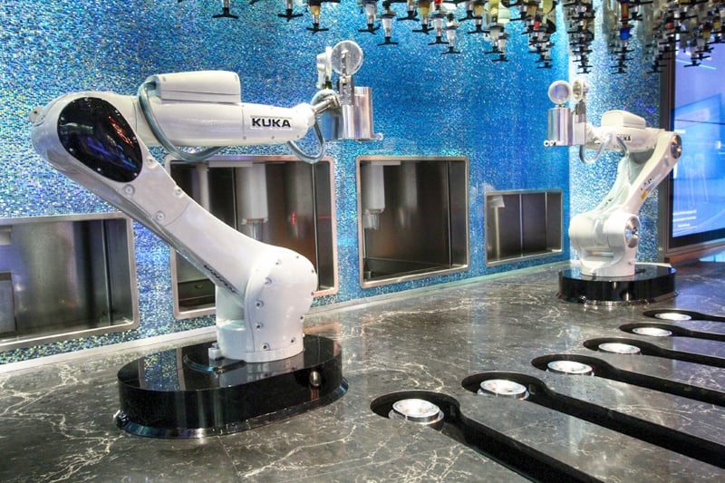 Robôs bartenders no bar Tipsy Robot em Las Vegas