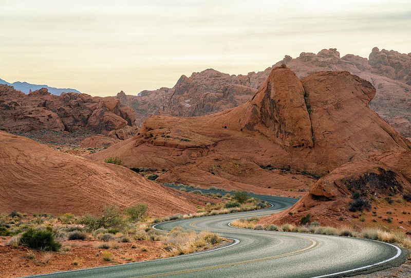 Estrada no deserto de Nevada