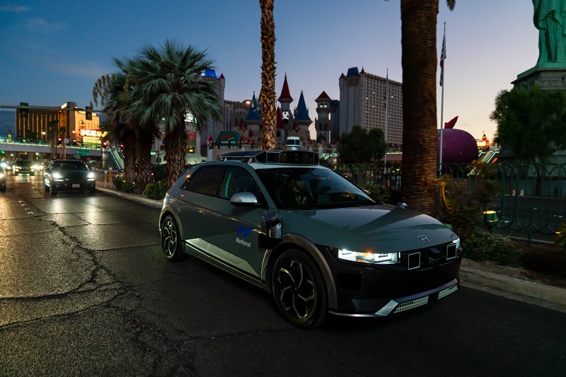 Robô-táxi na Strip em Las Vegas à noite