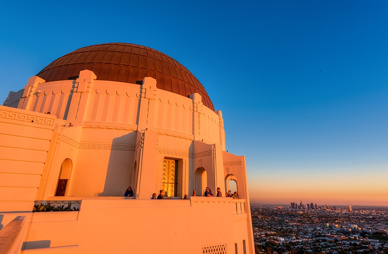 Pôr do sol refletindo no observatório Griffith em Los Angeles