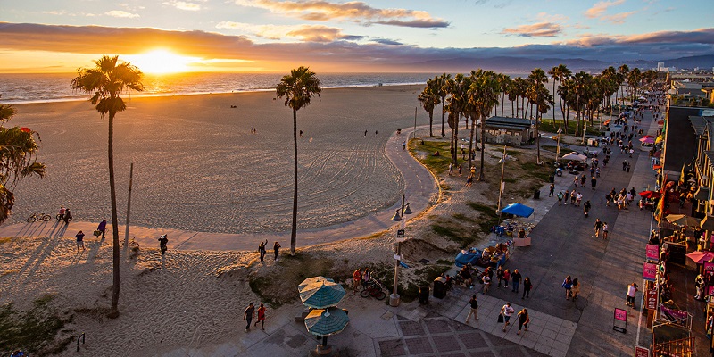 Pôr do sol visto da praia em Los Angeles
