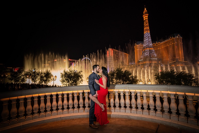 Casal no show das águas do Bellagio em Las Vegas