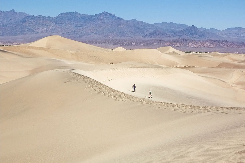 Pessoas andando nas dunas do Death Valley perto de Las Vegas