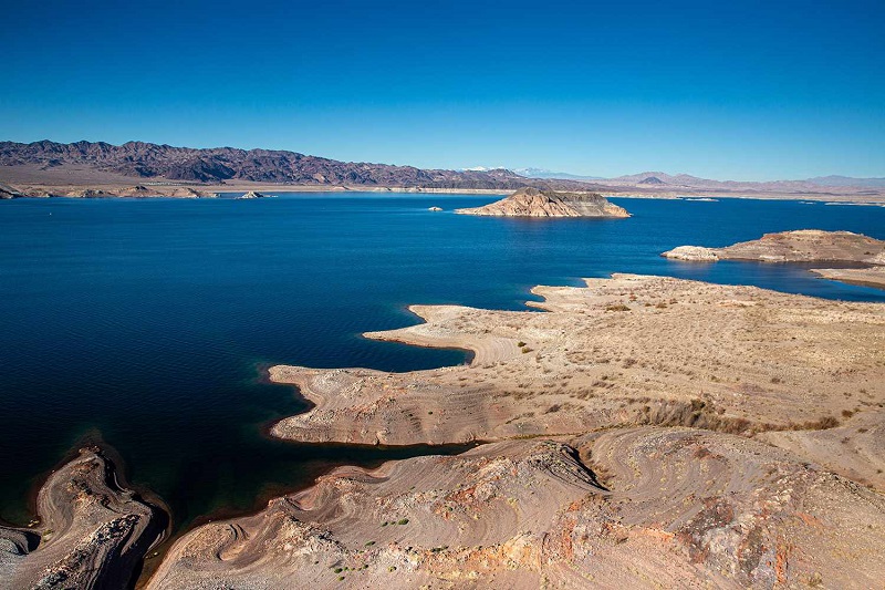 Vista ampla do lago Lake Mead