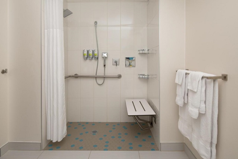 Banheiro adaptado no hotel em San Diego