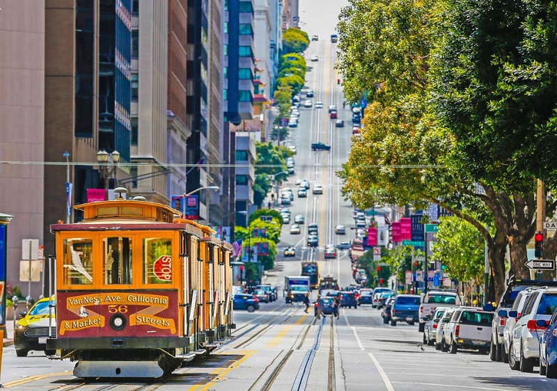 Avenida movimentada em San Francisco