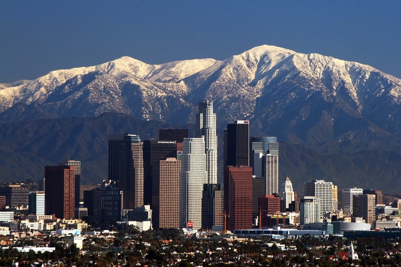 Pico nevado no inverno em Los Angeles