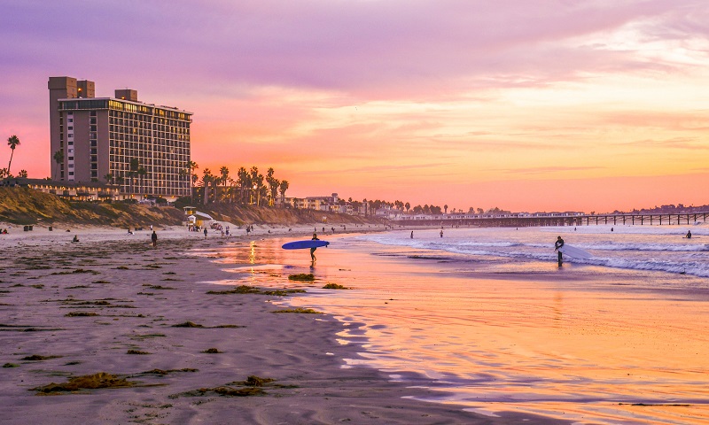 Pôr do sol na praia Pacific Beach em San Diego