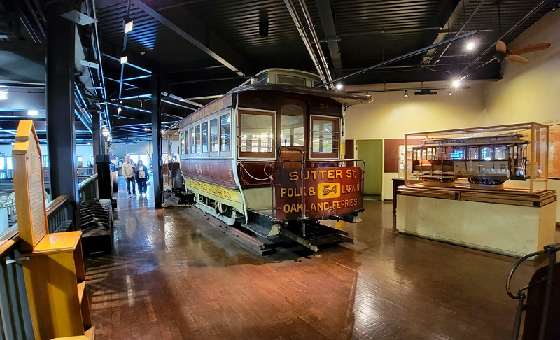 Bondinho exposto no museu Cable Car Museum em San Francisco