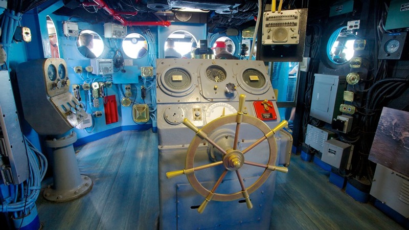 Parte interna do museu USS Midway Museum em San Diego