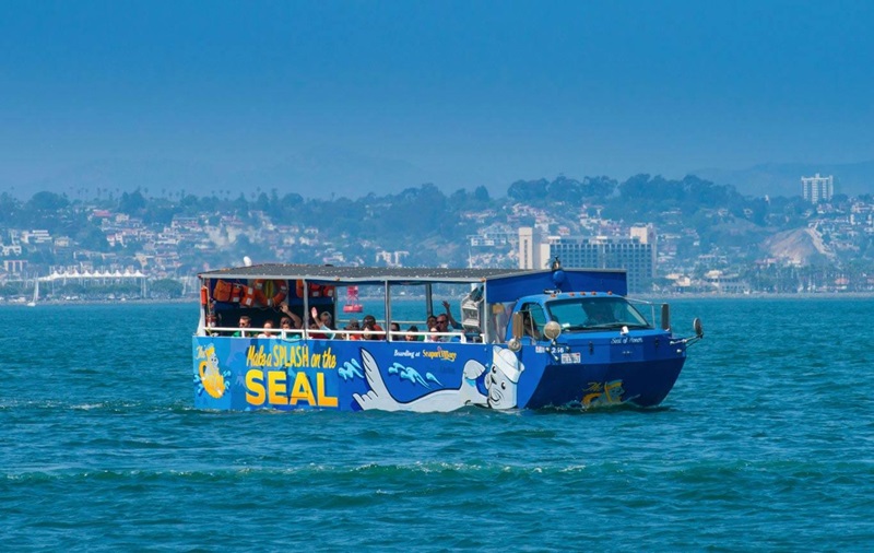 Ônibus anfíbio no mar de San Diego