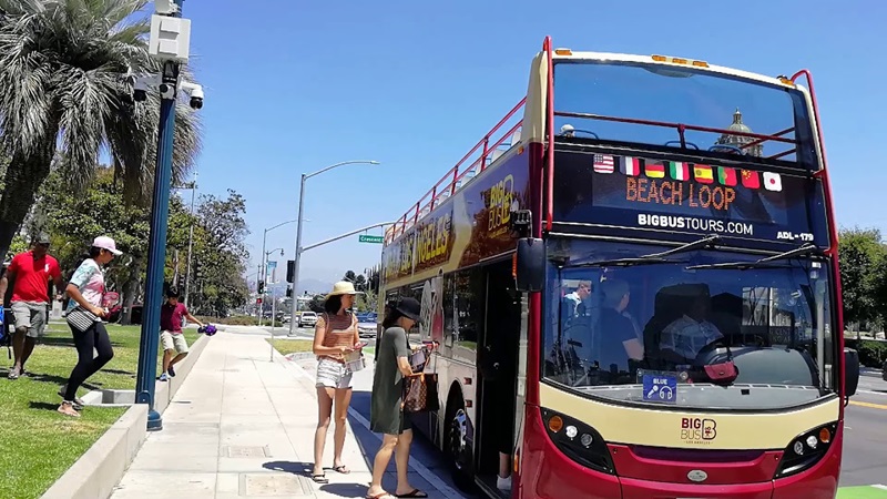 Ponto de embarque do passeio de ônibus turístico em Los Angeles