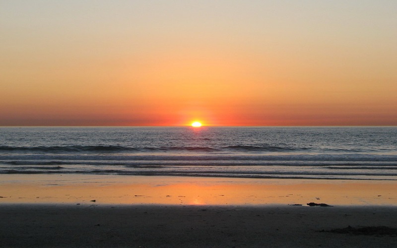 Pôr do sol na praia Mission Beach em San Diego