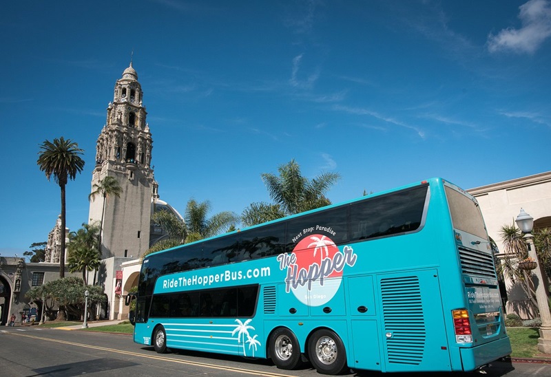 Ônibus passando por ponto turístico de San Diego