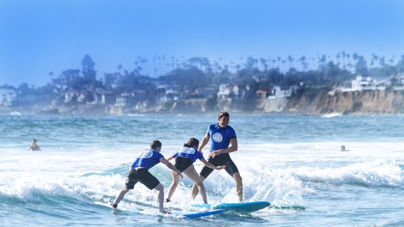 Aula de surfe na praia Pacific Beach em San Diego